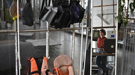 Vera Guenther, co-fondatrice de&nbsp;mimycri,&nbsp;dans l'entrepot de l'entreprise à&nbsp;Berlin&nbsp;le 12 juillet 2019. (TOBIAS SCHWARZ / AFP)