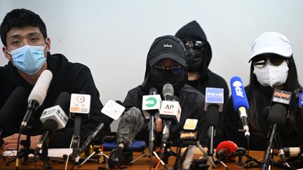 Une conférence de presse organisée par les membres des familles du groupe de militants hongkongais qui ont tenté de fuir Hong Kong le 23 août 2020, au premier jour de leur procès, le 28 décembre 2020, à Shenzen (Chine). (PETER PARKS / AFP)