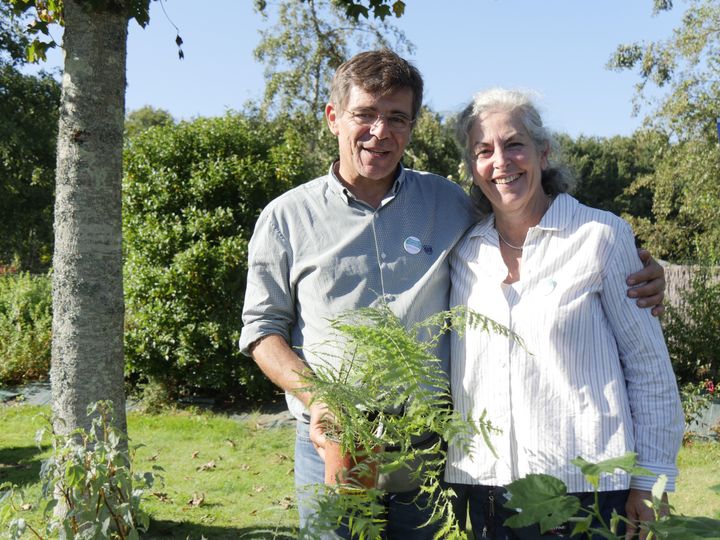 Pascale et Olivier Ézavin, pépiniéristes à Roquefort-les-Pins dans les Alpes-Maritimes.&nbsp; (ISABELLE MORAND / RADIO FRANCE / FRANCE INFO)