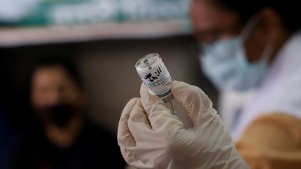 Un soignant utilise une dose du vaccin contre le Covid-19&nbsp;Covaxin, à New Delhi (Inde), le 21 octobre 2021. (AMARJEET KUMAR SINGH / ANADOLU AGENCY / AFP)