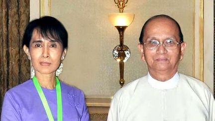 elle rencontre pour la première fois, le président de la République Thein Sein. (AFP PHOTO / Myanmar News Agency)