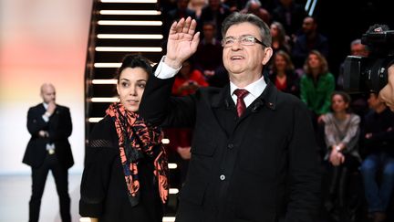 Sophia Chikirou, derrière Jean-Luc Mélenchon, lors du premier débat télévisé entre les candidats à l'élection présidentielle,&nbsp;le 20 mars 2017 sur TF1. (ELIOT BLONDEL / REA)