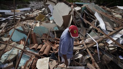 Un homme dans les débris de sa maison détruite par l'effondrement d'un barrage minier près de Brumadinho, dans le sud-est du Brésil, le samedi 26 janvier 2019.&nbsp; (LEO CORREA / AP /SIPA)