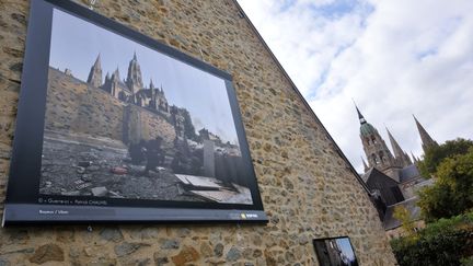 Photo de Patrick Chauvel exposée à Bayeux lors de l'édition 2009 du Prix Bayeux Calvados-Normandie des correspondants de guerre. (MYCHELE DANIAU / AFP)