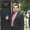 Le maire de Neuilly-sur-Seine (Hauts-de-Seine), Nicolas Sarkozy, devant l'école Commandant Charcot où plusieurs enfants sont retenus en otages par Eric Schmitt, alias "Human Bomb", le 13 mai 1993. (PASCAL PAVANI / AFP)