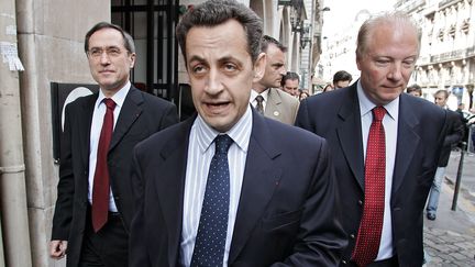 Le 3 juin 2005, Nicolas Sarkozy, alors ministre de l'Int&eacute;rieur, marche dans Paris au c&ocirc;t&eacute; de ses futurs successeurs, Claude Gu&eacute;ant et Brice Hortefeux. (PASCAL PAVANI / AFP)