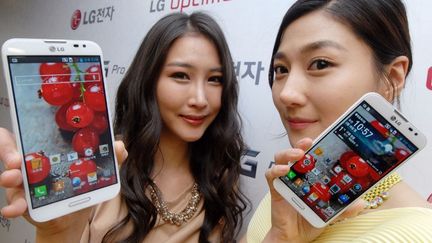 Deux Sud-Cor&eacute;ennes pr&eacute;sentent le smartphone Optimus G Pro d&eacute;velopp&eacute; par LG, le 18 f&eacute;vrier 2013 &agrave; S&eacute;oul (Cor&eacute;e du Sud). (LG ELECTRONICS)