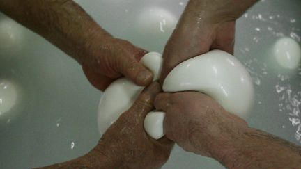 Fabrication de mozzarella à Mondragone (Italie) (MARIO LAPORTA / AFP)