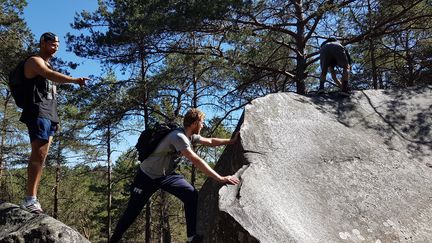 Cyril Verbrackel et Julien Mertine à la conquête du parcours montagne de Fontainebleau. (CECILIA BERDER / FRANCEINFO / RADIO FRANCE)