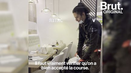 Vani est livreur à vélo pour Deliveroo depuis 5 ans. Brut l'a suivi le temps d'une soirée.