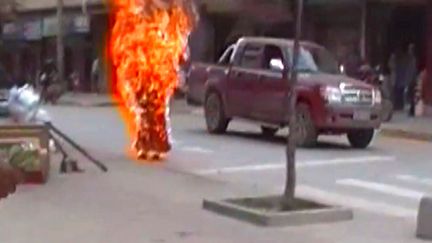 Capture d'&eacute;cran r&eacute;alis&eacute;e &agrave; partir d'une vid&eacute;o amateur et diffus&eacute;e par le r&eacute;seau Students for a Free Tibet, qui milite pour l'ind&eacute;pendance du Tibet, montrant un homme s'immolant par le feu dans une rue de Dawu (Chine), le 3 novembre 2011. (AFP)