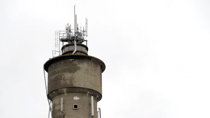 Des antennes relais pour t&eacute;l&eacute;phones portables &agrave; Sanguinet (Landes), le 4 avril 2009. (JEAN-PIERRE MULLER / AFP)