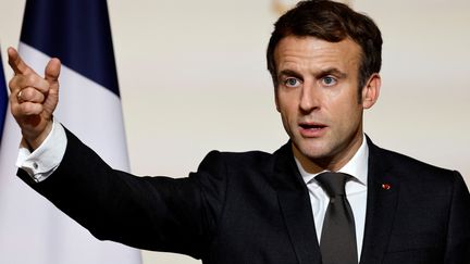 Emmanuel Macron prononce un discours au palais de l'Élysée à Paris, le 12 janvier 2022. (LUDOVIC MARIN / POOL)