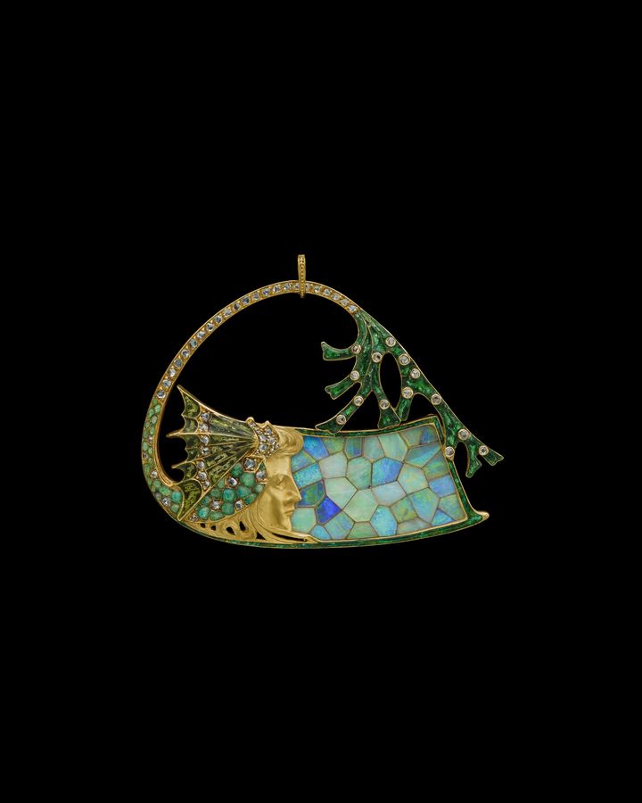 Georges Fouquet, Pendentif Nymphe des mers, Or, mosaïque d'opales, émail et diamants, Vers 1900-1905. Tokyo, Collection Albion Art. Photo Tsuneharu Doi (© Albion Art Institute © ADAGP, Paris, 2023 ©ADAGP, Paris, 2023 en plus des autres crédits).)