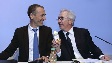 Emmanuel Faber, directeur général de Danone, et Franck Riboud, PDG, en avril 2017. (ERIC PIERMONT / AFP)