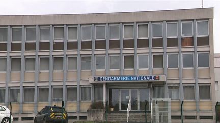 La jeune chasseuse de 17 ans suspectée d’être à l’origine du coup de feu qui a tué une promeneuse de 25 ans, samedi 19 février, est toujours en garde à vue lundi matin, à Aurillac&nbsp;(Cantal).&nbsp;Sur place, le journaliste Jérôme&nbsp;Doumeng&nbsp;fait le point sur la situation. (FRANCE 3)