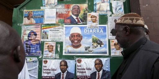 Affiches présentant au centre Bara de Montreuil les candidats à la prochaine élection présidentielle au Mali, le 28 Juillet 2013. ( AFP PHOTO / FRANCOIS GUILLOT)