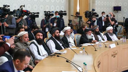 Des membres de la délégation talibane, dont le vice-premier ministre Abdul Salam Hanafi (4e depuis la droite), participent à une conférence internationale sur l'Afghanistan à Moscou, le 20 octobre 2021. (HANDOUT / RUSSIAN FOREIGN MINISTRY)