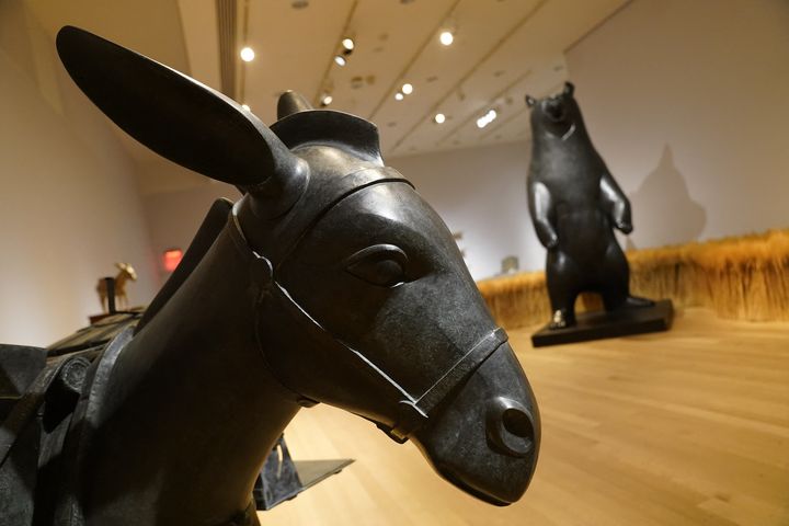 Les sculptures de l'artiste français François-Xavier Lalanne présentées en avant-première à Christie's, le 4 octobre 2024, à l'occasion de la vente d'œuvres du sculpteur provenant de la collection personnelle de sa fille, Dorothée Lalanne. (TIMOTHY A. CLARY / AFP)