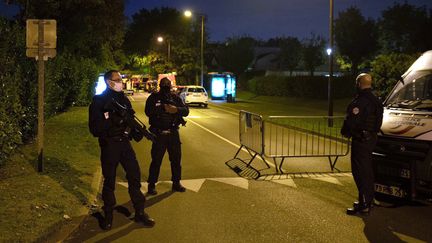 Des policiers contrôlent l'accès à une rue à Eragny le 16 octobre 2020. (ABDULMONAM EASSA / AFP)