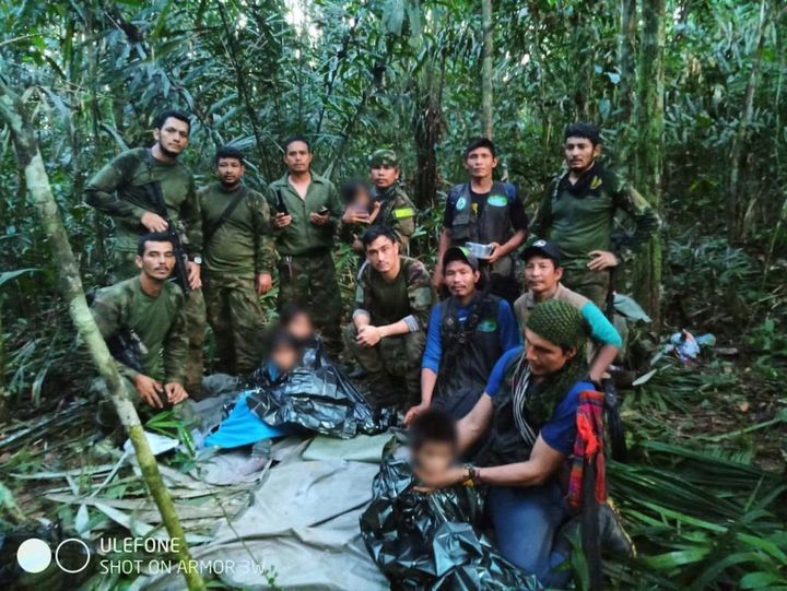 The four children and the soldiers who found them, after 40 days of operation, on June 9, 2023, in Colombia.  (COLOMBIAN MILITARY FORCES / ANADOLU AGENCY / AFP)