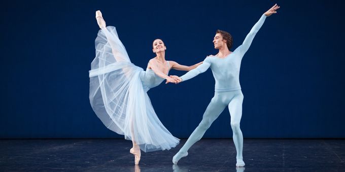 Ludmila Pagliero et Hervé Moreau dans &quot;Sérénade&quot;
 (Sébastien Mathé / Opéra national de Paris)