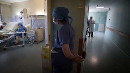 Dans l'unité Covid-19 de l'hôpital Lariboisière à Paris, le 27 avril 2020. (JOEL SAGET / AFP)