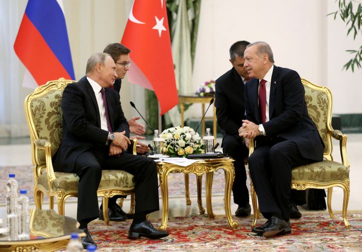 Vladimir Poutine et Recep Tayyip Erdogan échangent lors d'une rencontre à Téhéran, en Iran, le 7 septembre 2018. (SERVICE DE PRESSE DE LA PRÉSIDENCE TURQUE / AFP)