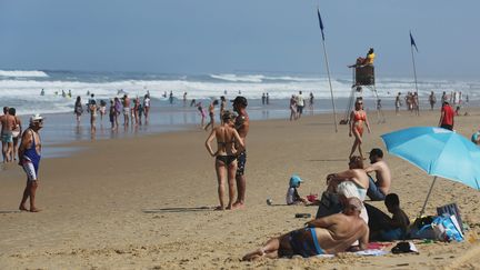 Des vacanciers sur la plage de Biscarosse (Landes), le 29 juillet 2017.&nbsp; (MAXPPP)