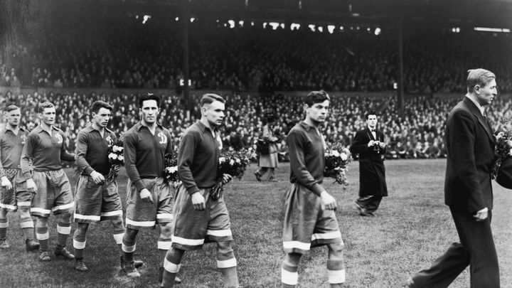 L'&eacute;quipe du Dynamo Moscou lors de sa tourn&eacute;e en Grande-Bretagne, en 1945.&nbsp; (J.A. HAMPTON / HULTON ARCHIVE / GETTY IMAGES )