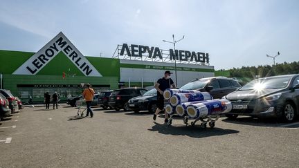 Sur un parking devant un magasin français de bricolage et de jardinage Leroy Merlin dans la ville de Klimovsk, près de Moscou, le 11 juin 2020. Photo d'illustration. (YURI KADOBNOV / AFP)