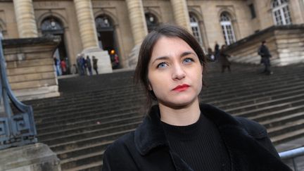 L'artiste franco-luxembourgeoise Deborah de Robertis le 13 décembre 2016 devant le tribunal de Paris.&nbsp; (MAXPPP)