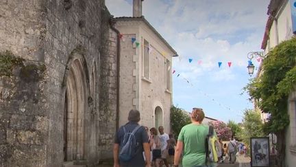 Un village de Charente-Maritime fait de la résistance. En pleine crise du tourisme, une petite commune près de Royan a vu sa fréquentation progresser&nbsp;: 15% de plus en juillet et un mois d’août qui s’annonce très prometteur. Comment expliquer ce succès&nbsp;? (FRANCE 3)