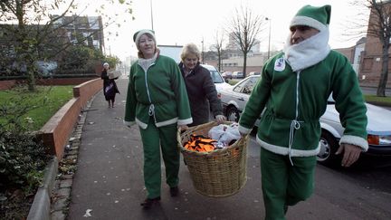 &nbsp; (Depuis 1976, les pères Noël verts du Secours Populaire Français offrent un Noël aux plus défavorisés © Maxppp)