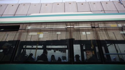 Des juifs orthodoxes dans un bus &agrave; Bethl&eacute;em, en Cisjordanie, le 15 octobre 2013. (BAZ RATNER / REUTERS)