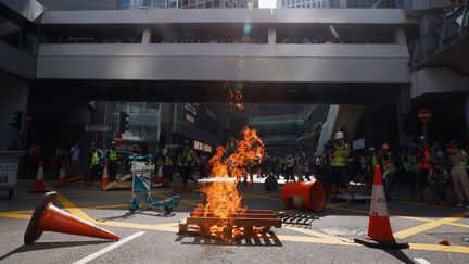 Un feu est allumé, le 11 novembre 2019, lors d'une manifestation à Hong Kong. (THOMAS PETER / REUTERS)