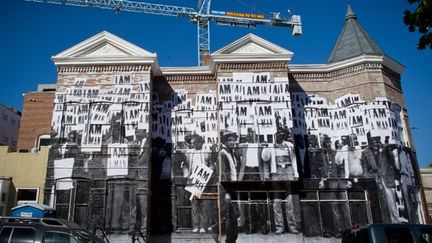 Le &quot;photograffeur&quot; JR a décoré ce bâtiment desaffecté de Washington.
 (Mladen Antonov / AFP)