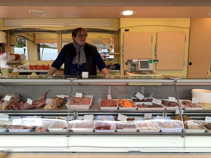 La vendeuse de volailles sur le marché de Bihorel (Seine-Maritime), le 2 octobre 2019. (ROBIN PRUDENT / FRANCEINFO)