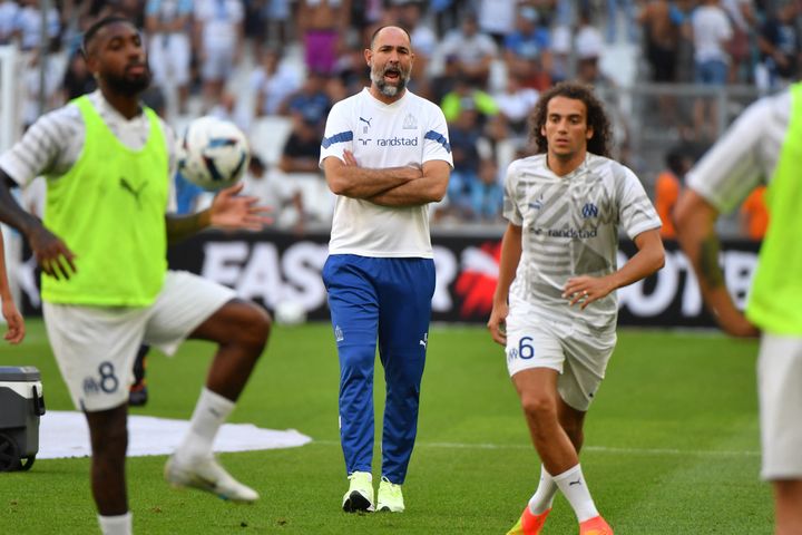 OM's new coach, Igor Tudor, speaks with Matteo Guendouzi during a warm-up on July 31, 2022. (SYLVAIN THOMAS / AFP)