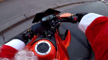 Cette année, le père Noël est aussi justicier. Chris RS, un motard parisien qui filme régulièrement ses balades, s'était déguisé le 12 décembre pour réaliser une vidéo humoristique. Alors qu'il se trouvait rue de Rivoli, une conductrice a grillé un feu rouge et percuté un piéton, rapporte Le Parisien lundi 18 décembre. Puis elle a pris la fuite, sous ses yeux. Le père Noël l'a alors prise en chasse.