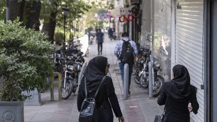 Deux femmes iraniennes marchent dans les rues de Téhéran (Iran), le 9 juillet 2022.&nbsp; (MORTEZA NIKOUBAZL / NURPHOTO / AFP)