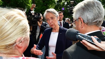 La Première ministre français Elisabeth Borne s'entretient avec des habitants lors d'une visite pour annoncer les mesures du plan "France Ruralité" à Liglet (Vienne), le 15 juin 2023. (PASCAL LACHENAUD / AFP)