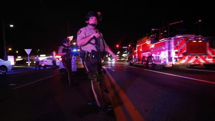 Des policiers patrouillent dans les rues de Ferguson (Missouri, Etats-Unis), le 11 ao&ucirc;t 2014, alors que des &eacute;meutes ont surgi apr&egrave;s la mort d'un jeune Noir de 18 ans dans des circonstances confuses. (MARIO ANZUONI / REUTERS)