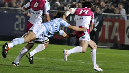 Juan Martin Hernandez, le demi de m&ecirc;l&eacute;e du Racing M&eacute;tro, tente de plaquer Alex Cuthbertson, des Cardiff Blues, lors d'un match de Coupe d'Europe &agrave; Colombes (Hauts-de-Seine), le 11 novembre 2011.&nbsp; (MEHDI FEDOUACH / AFP)