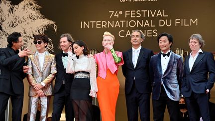 L'équipe de "The French Dispatch" en haut des marches à Cannes (JOHN MACDOUGALL / AFP)