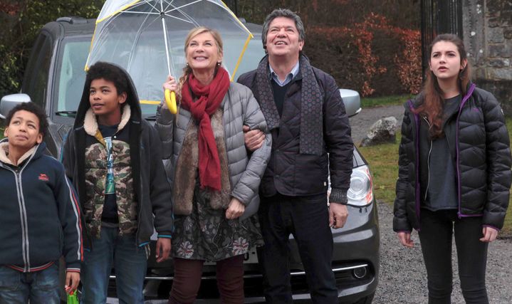 Michèle Laroque et Lionel Astier en famille dans "Le fantôme de Canterville"
 (Marc Bossaerts)