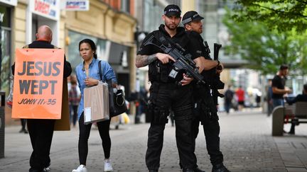 Deux policiers armés dans les rues de Manchester (Royaume-Uni), le 24 mai 2017. (BEN STANSALL / AFP)