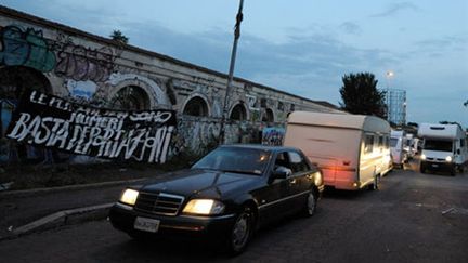 Des roms dans une rue de Rome après une expulsion d'un camp par la police (2008) (AFP/TIZIANA FABI)