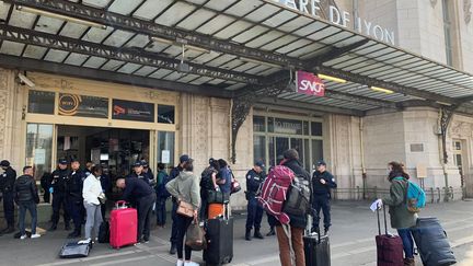 Des voyageurs attendent un train pour quitter le confinement à Paris, le 20 mars 2020.&nbsp; (NICOLAS MAVIEL / MAXPPP)