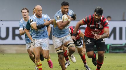 Le n°8 de l'USAP,&nbsp;Mamea Lemalu, perce la défense toulonnaise, le 24 septembre 2022 lors de la 4e journée du Top 14. (RAYMOND ROIG / AFP)